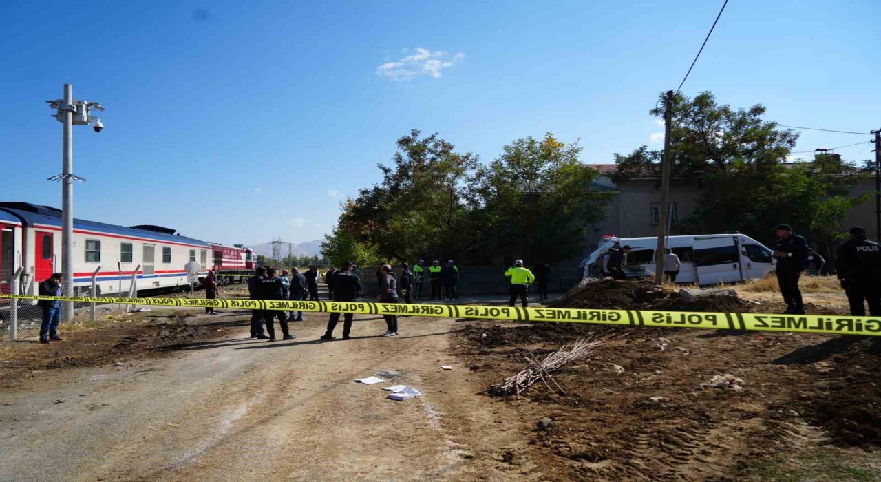 Muşta tren öğrenci servisine çarptı: 17 yaralı
