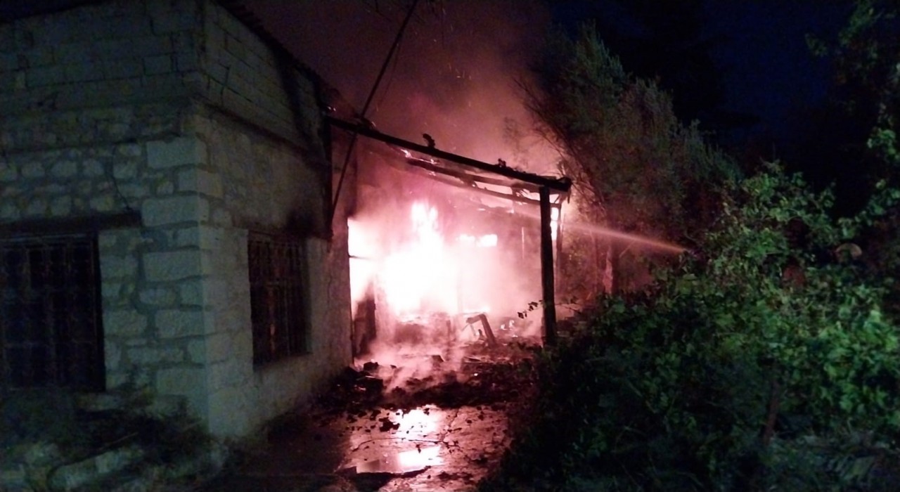 Müstakil ev alev alev yandı