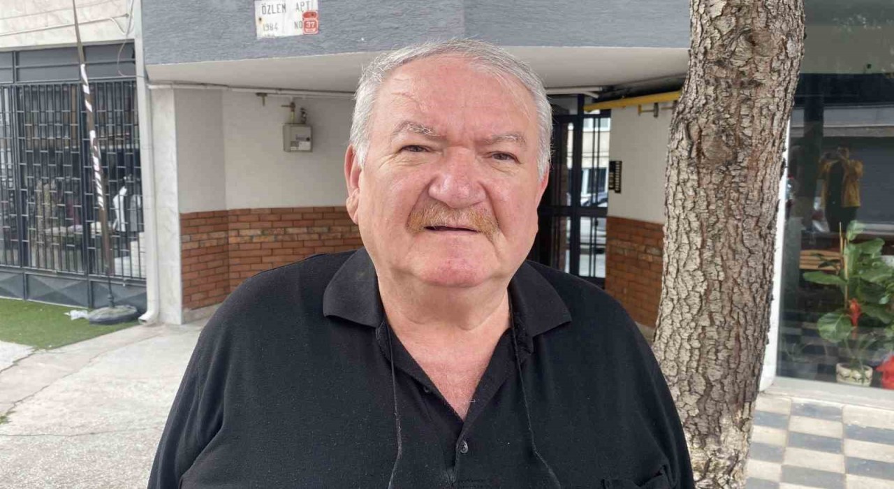 Müstakil evin çatısında gezen tavus kuşu ilginç görüntü oluşturdu