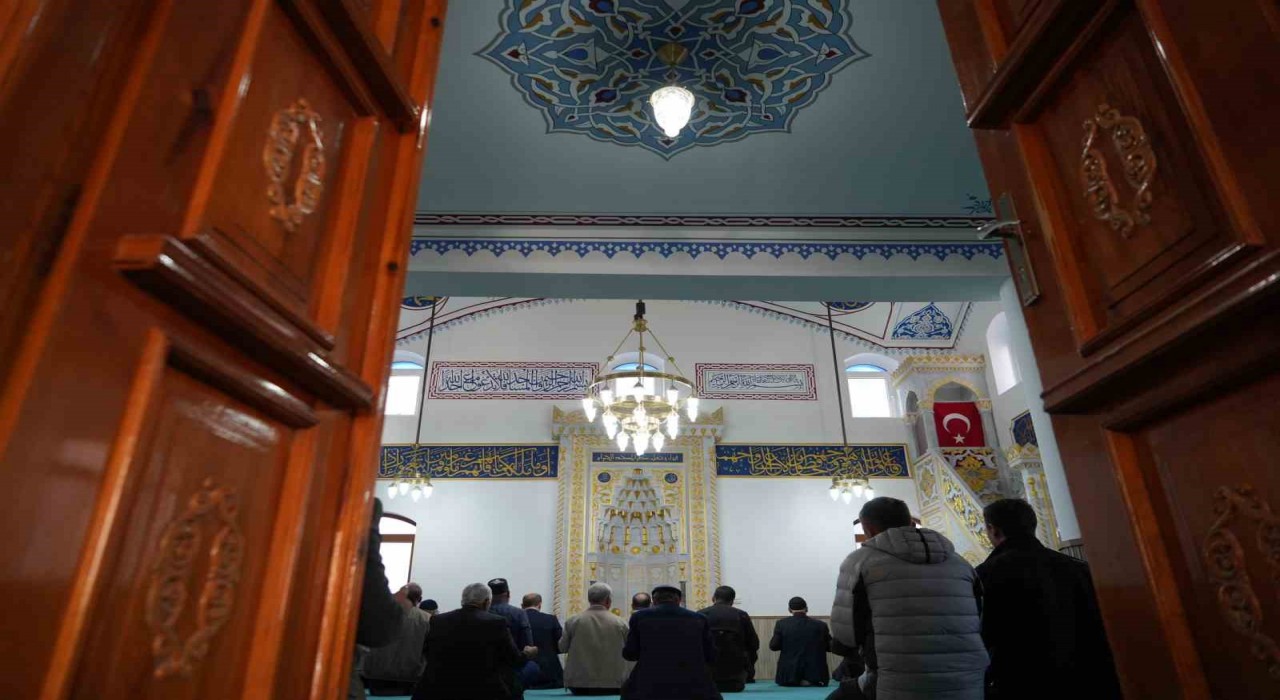 Nakış motifleriyle bezenen yarım asırlık Velişaban Camii yeniden ibadete açıldı
