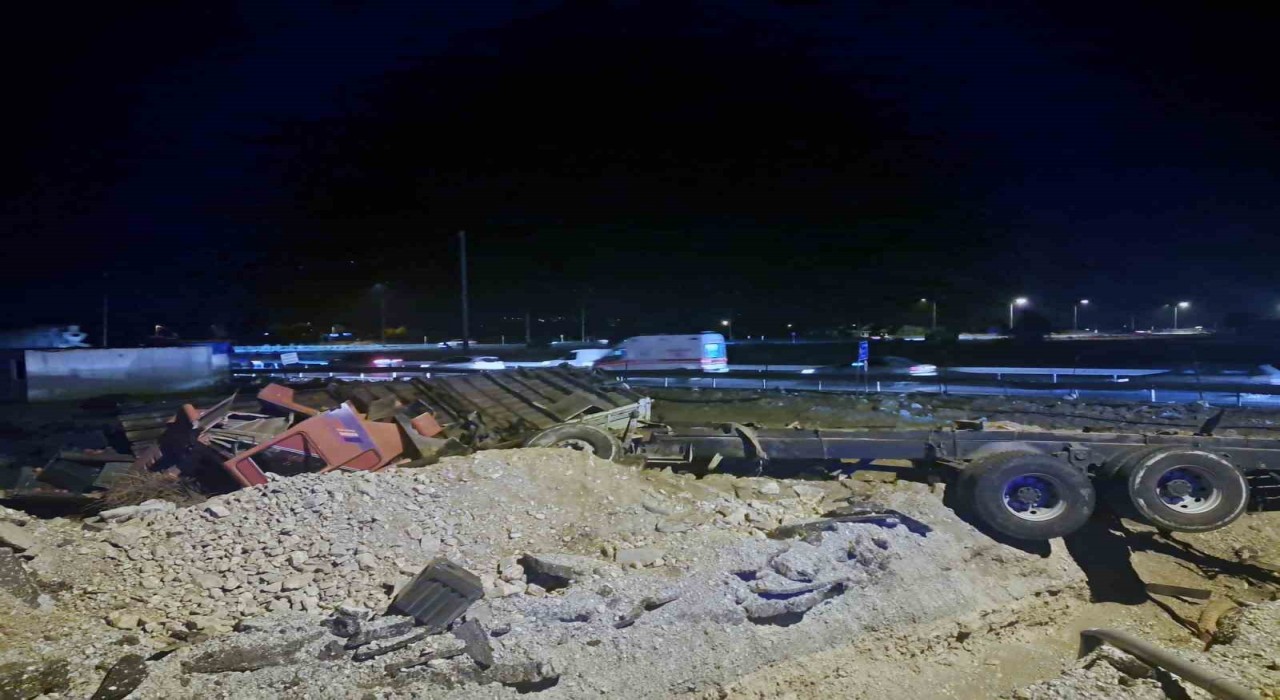 Nar yüklü TIR şarampole yuvarlandı