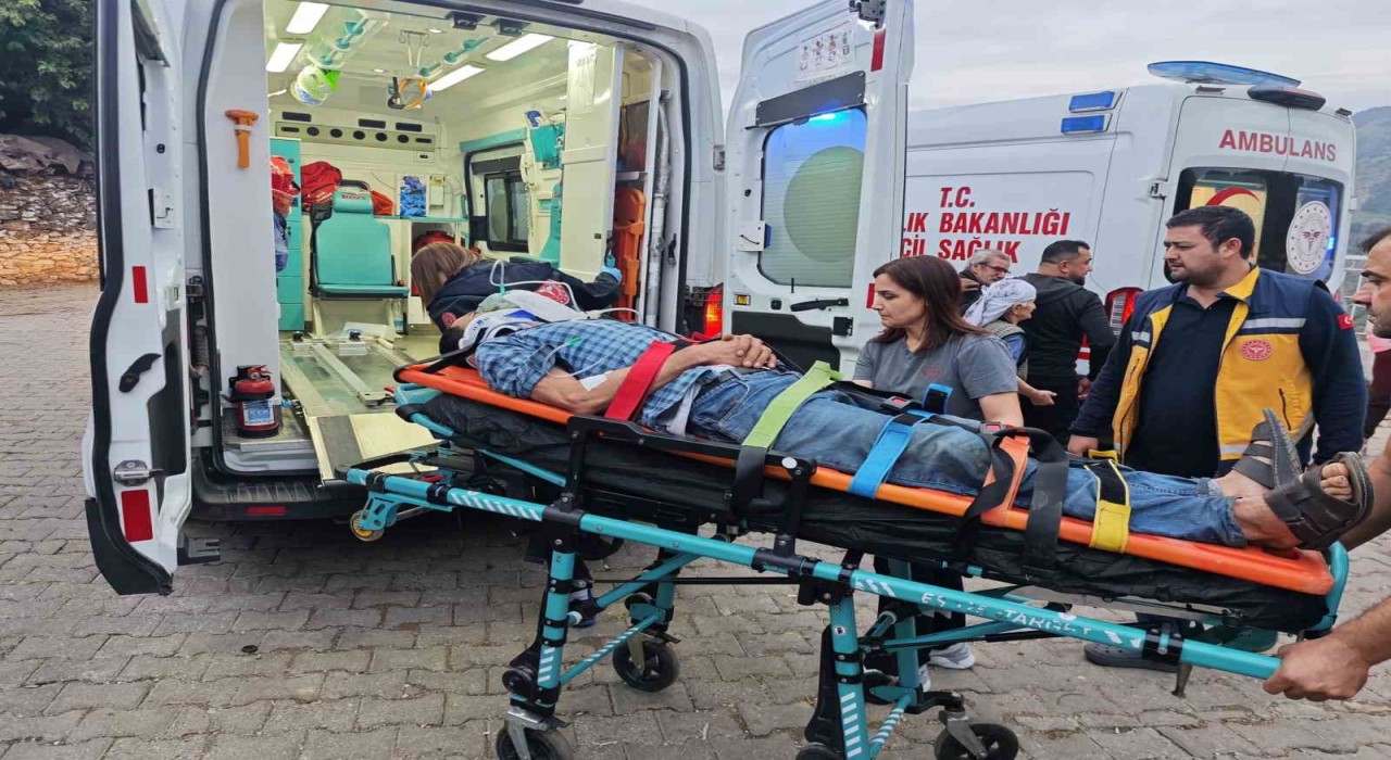 Nazillide kamyonet uçuruma yuvarlandı: 3 yaralı