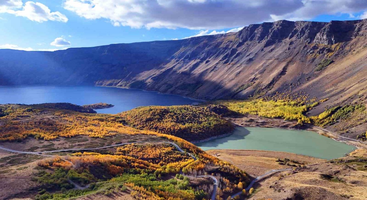 Nemrut Kalderasında hayranlık uyandıran sonbahar güzelliği