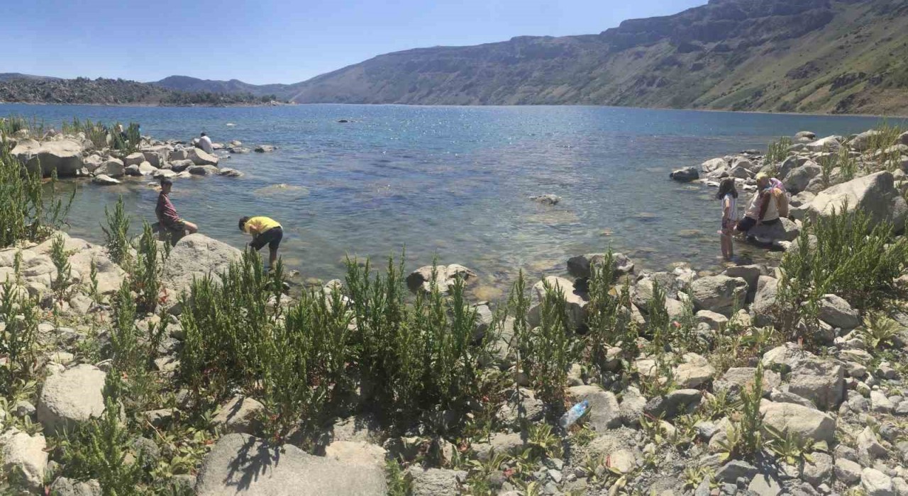 Nemrut Krater Gölünde mangal yakan 2 kişiye 5 bin 906 TL idari para cezası