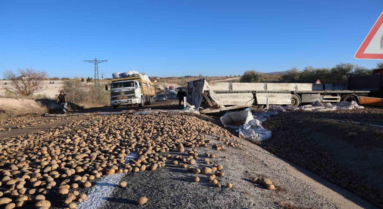 Nevşehirde patates yüklü tır devrildi: Yol trafiğe kapandı