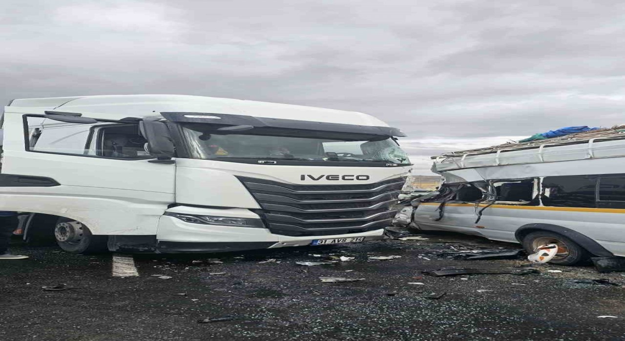 Nevşehirde tarım işçilerini taşıyan minibüs tırla çarpıştı: 9 yaralı