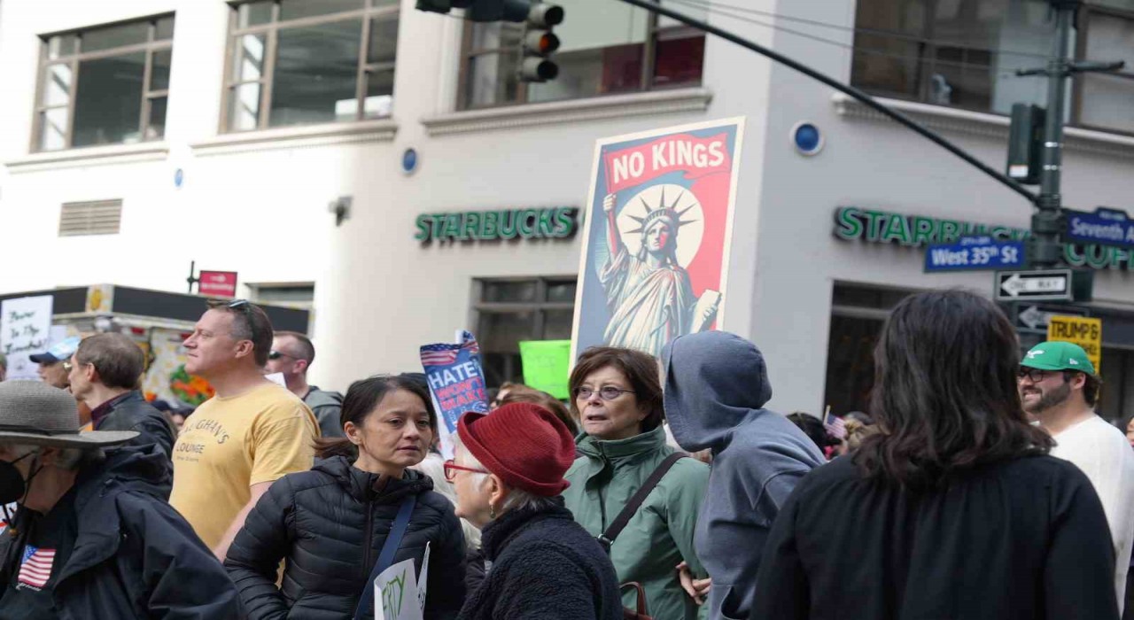 New Yorkta on binlerce kişi Krallara Hayır protestolarında Trump yönetimini eleştirdi