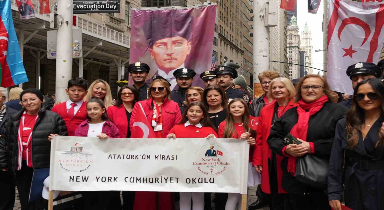 New Yorkta Türk ve Amerikan bayrakları göndere çekildi