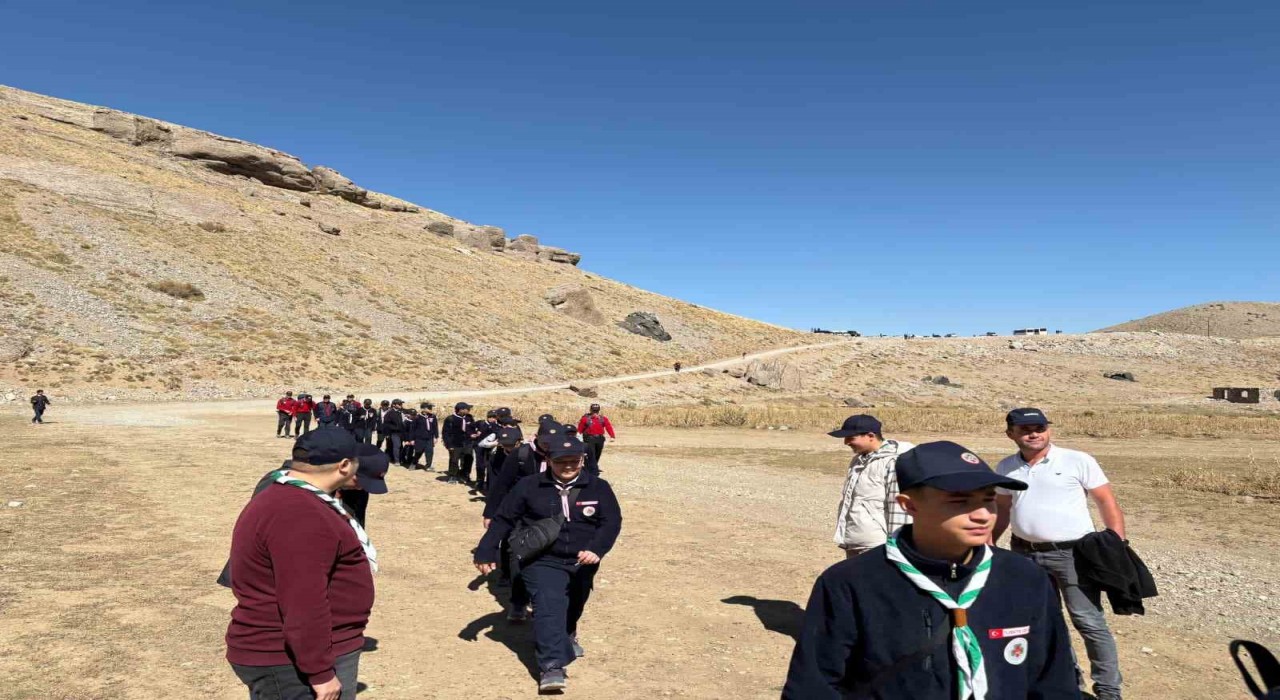 ‘Niğde Gençlerine Sahip Çıkıyor projesi kapsamında doğa yürüyüşü düzenlendi
