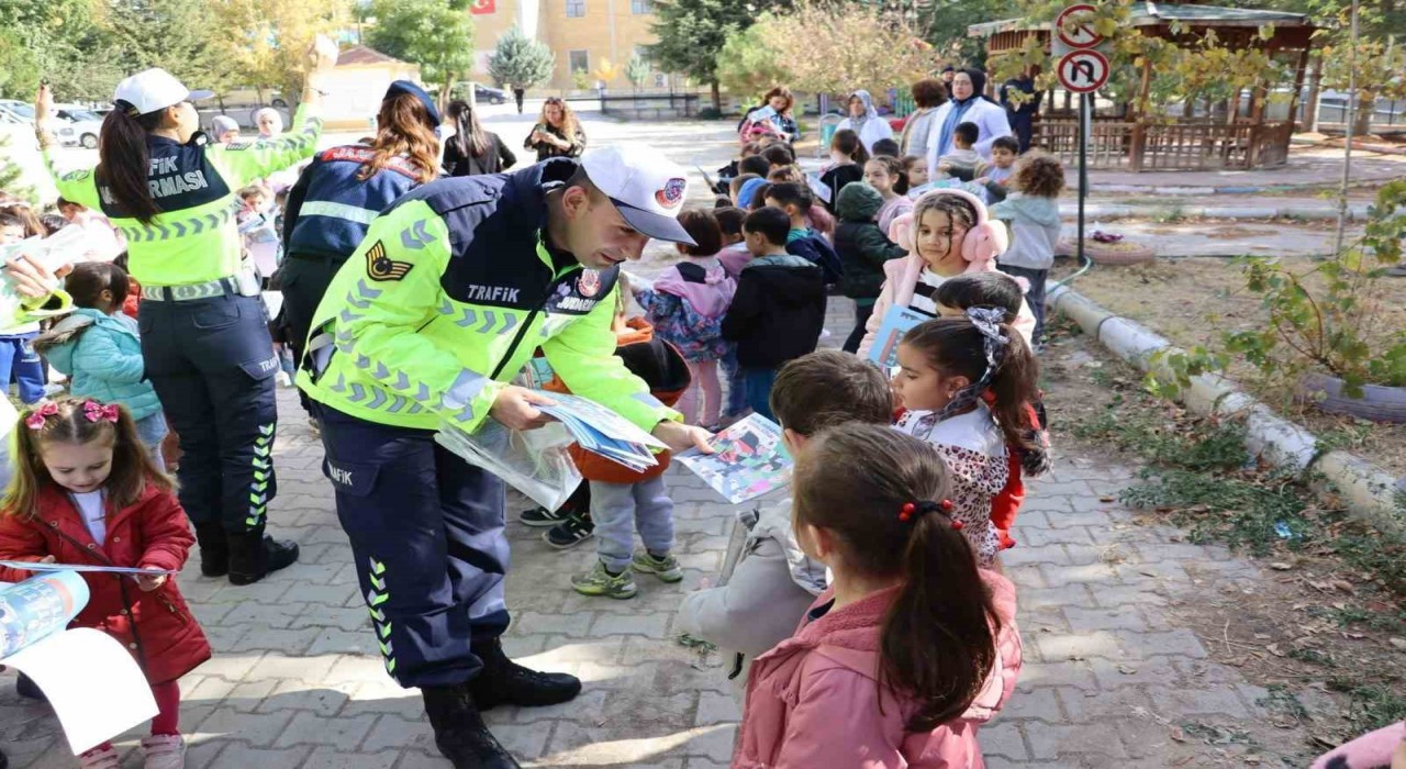 Niğdede öğrencilere jandarma tanıtımı ve trafik eğitimi