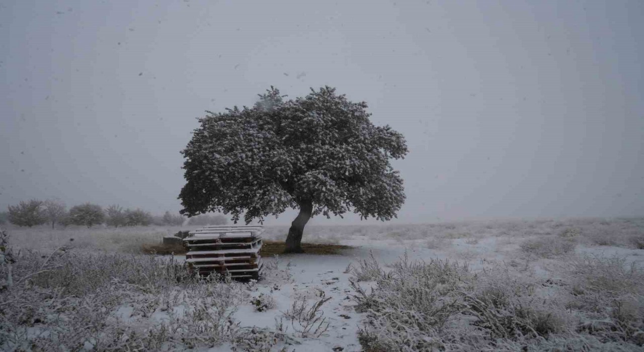 Niğdenin yüksek kesimlerine mevsimin ilk karı yağdı