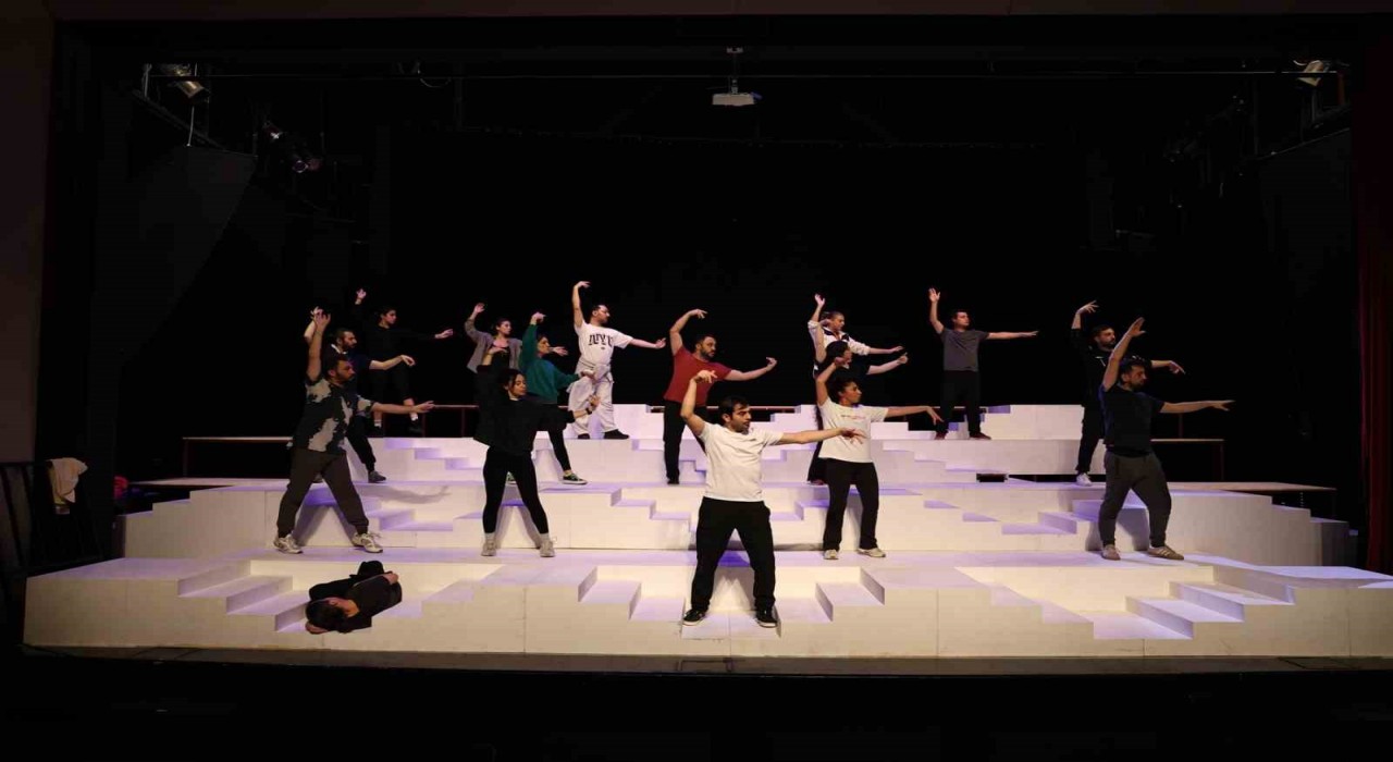 Nilüfer Kent Tiyatrosu iftiharla sunar: Lüküs Hayat