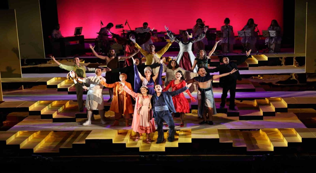 Nilüfer Kent Tiyatrosundan Lüküs Hayat ile görkemli sezon açılışı