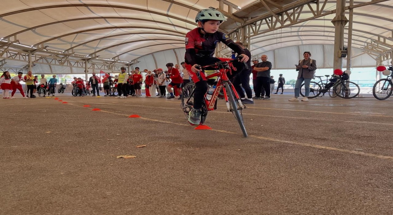 Nilüferde Cumhuriyet coşkusu pedallarla sokaklara taşındı