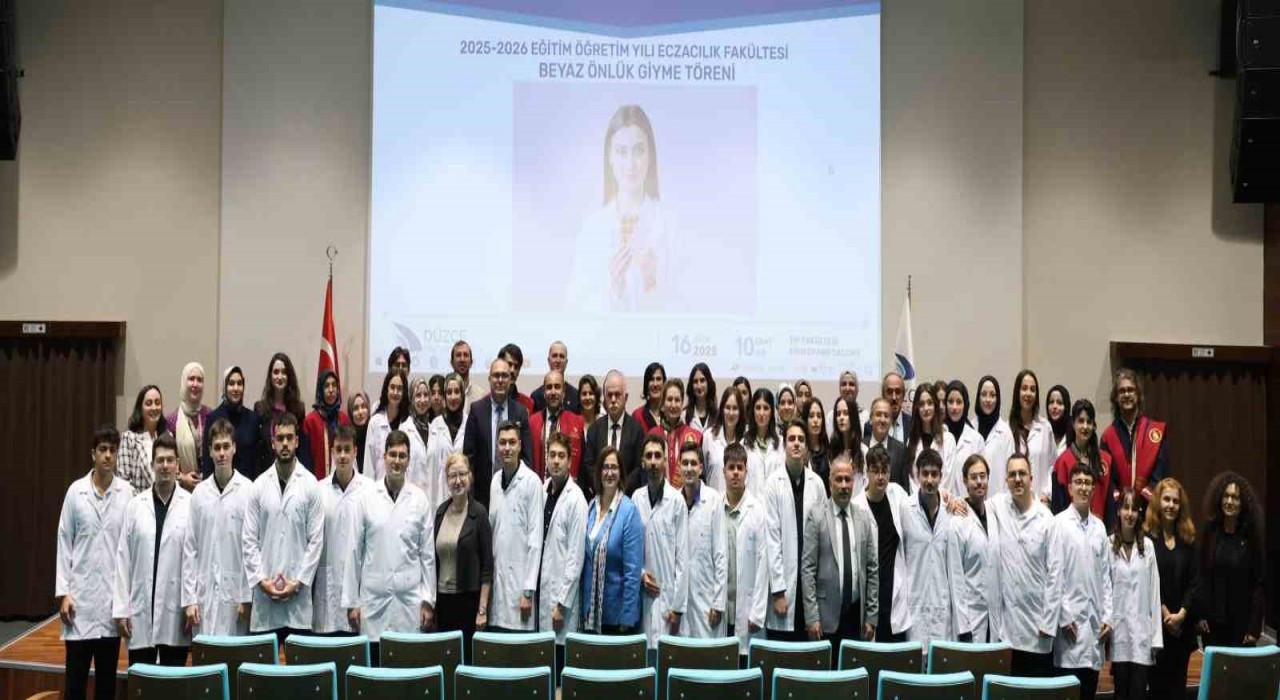 Öğrenciler beyaz önlüklerini giydi