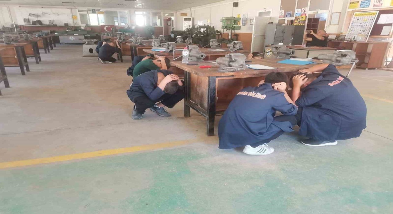 Öğrenciler deprem ve yangın tatbikatı yaptı