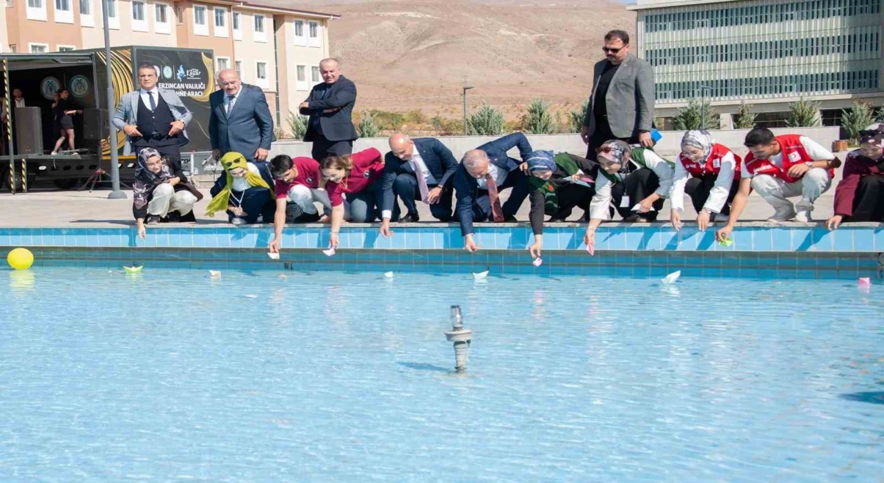 Öğrenciler hazırladıkları gemileri Filistine destek amaçlı havuza bıraktı