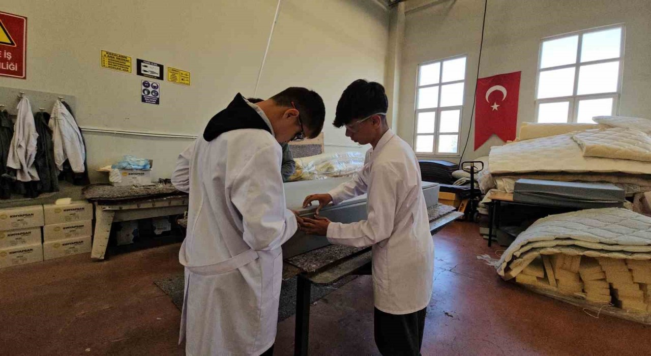 Öğrencilerden Gazzeye yardım eli: Okulda yaptıkları yatakları Gazzeye gönderdi