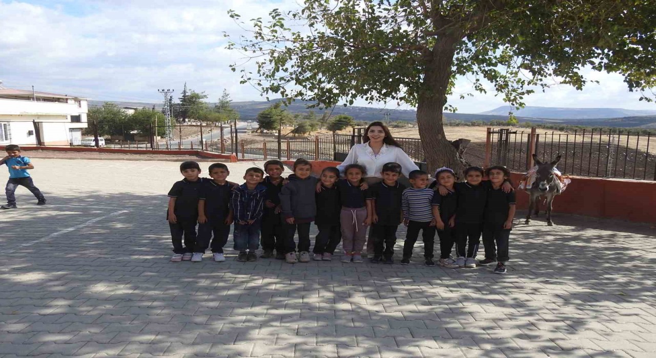 Öğretmen, çocuklara eşekle okuma yazmayı sevdirdi