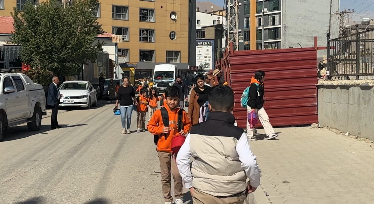 Okul yolundaki kaldırımın kapatılmasına tepki: Kaldırımı öğrencilere açın