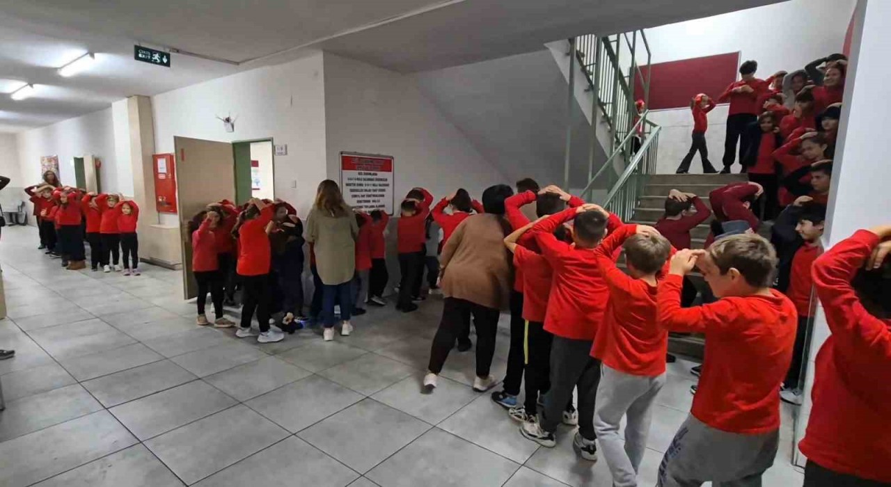 Okulda deprem tatbikatı gerçeği aratmadı