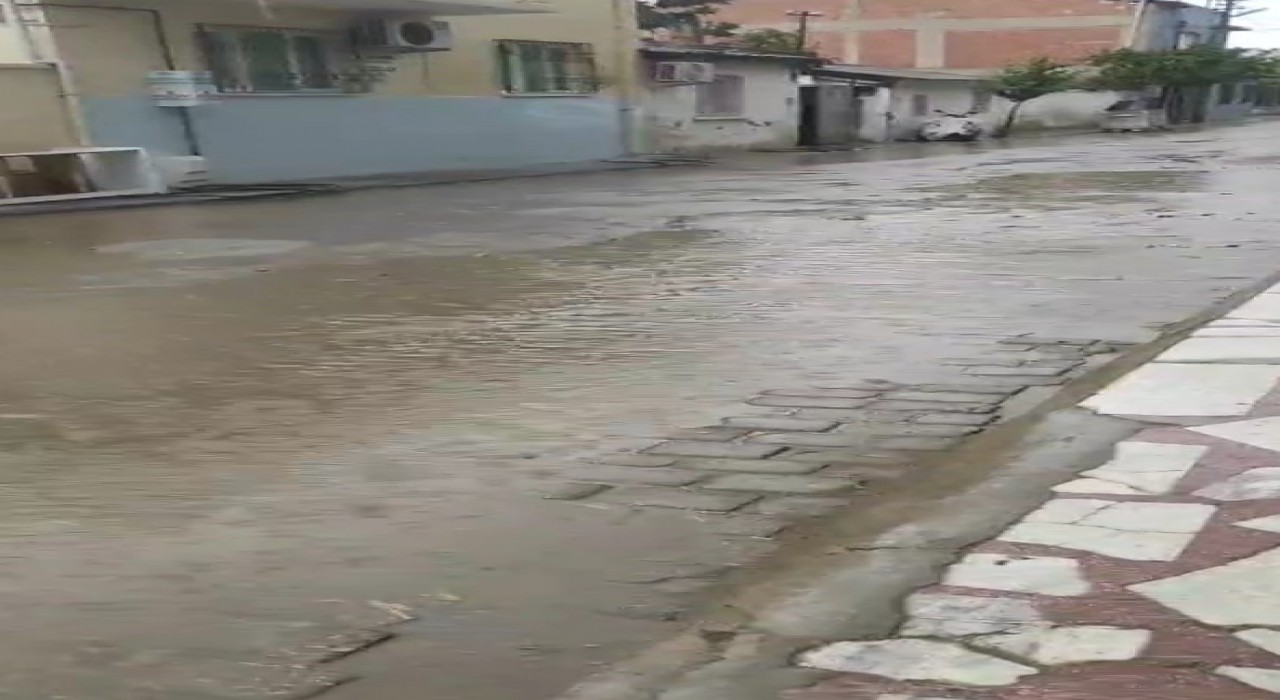 On dakikalık yağış sonrası Umurluda sokaklar sular altında kaldı