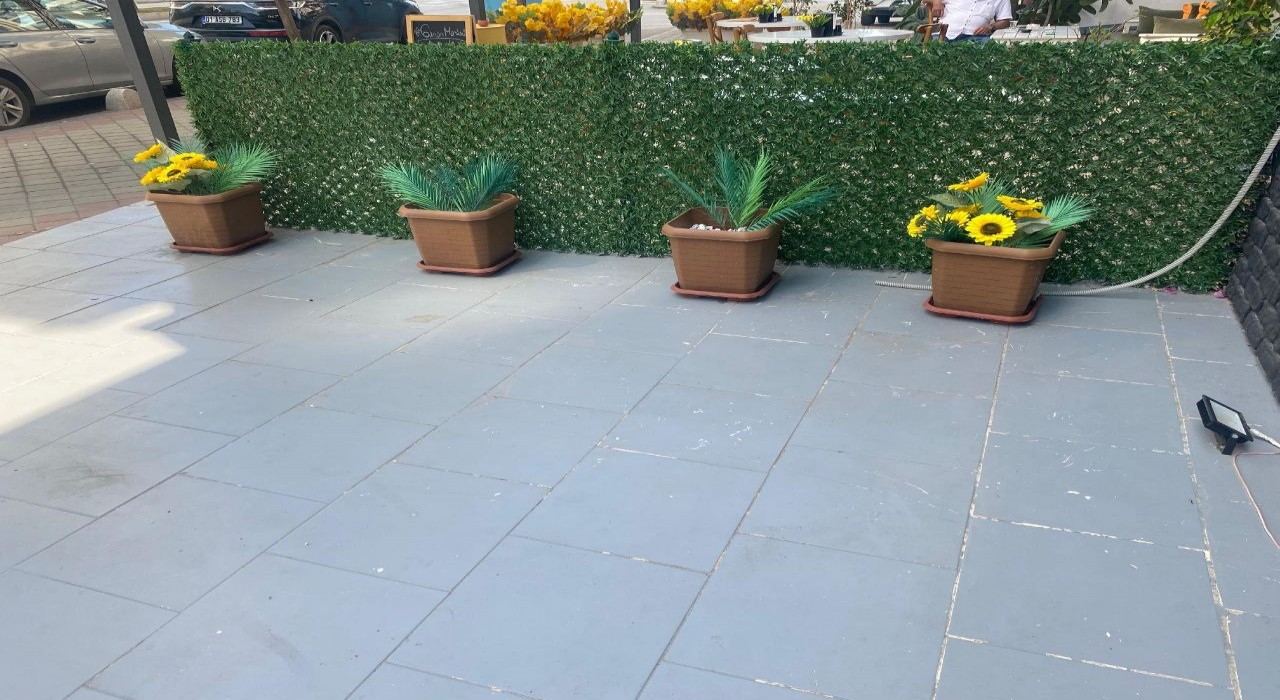 Önce iş yerini kontrol etti sonra yapay çiçekleri çaldı