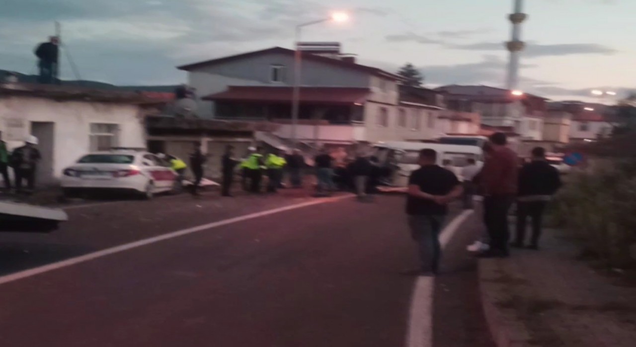 Orduda çekici kamyonet ile minibüs kafa kafaya çarpıştı: 3 yaralı