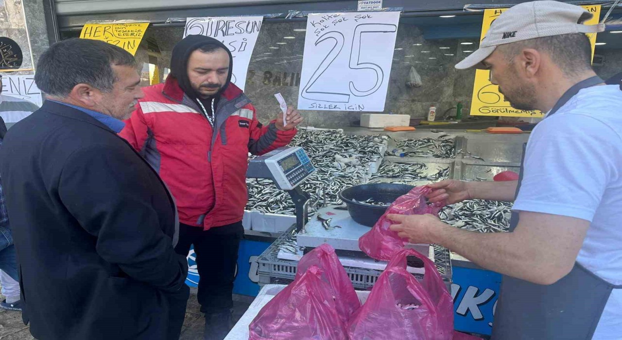 Orduda hamsi 25 liraya düştü, vatandaş sıraya girdi