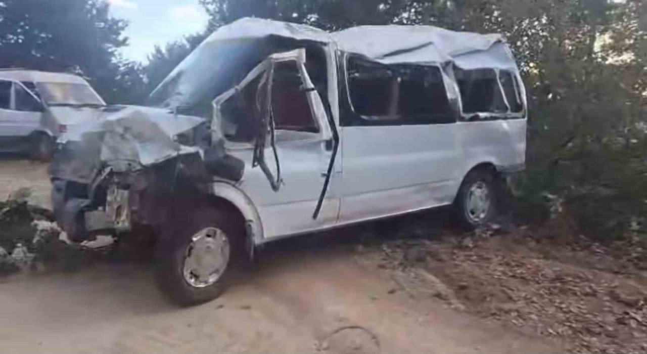 Orduda minibüs şarampole devrildi: 11 yaralı