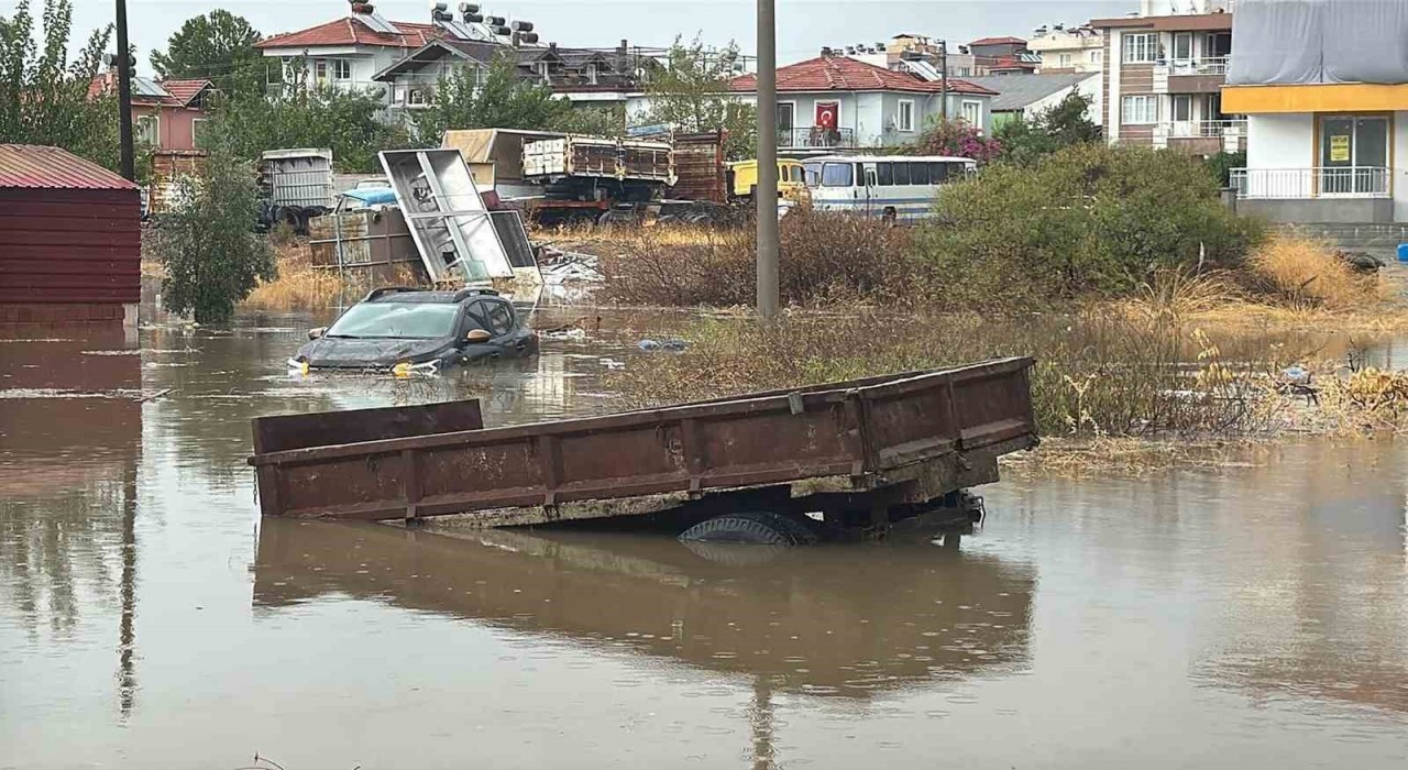 Ortacada şiddetli yağış sonrası araçlar su altında kaldı