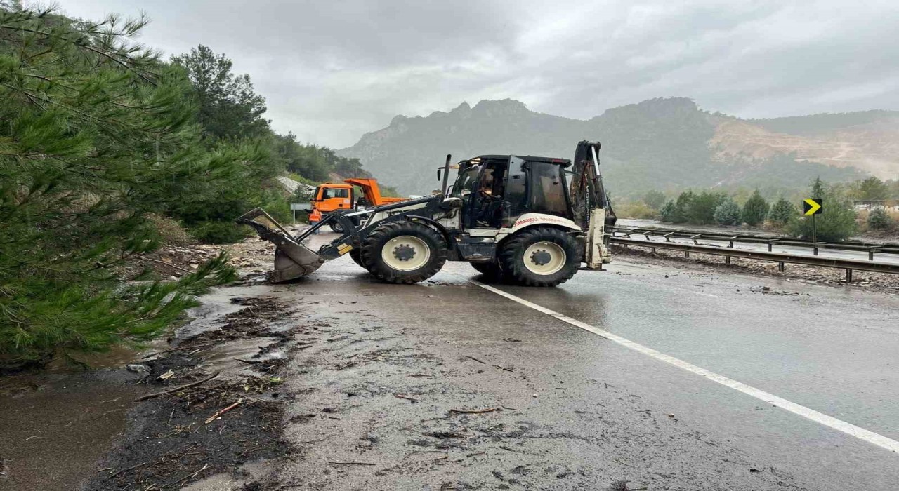 Osmanelide sel meydana geldi, D650 karayolu taş ve toprak ile kaplandı