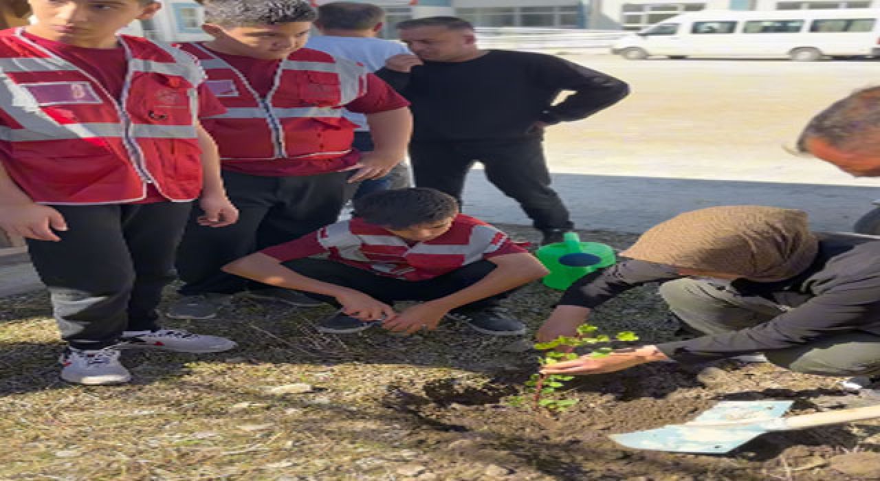 Osmaniye’de Öğrenciler Fidanları Toprakla Buluşturdu