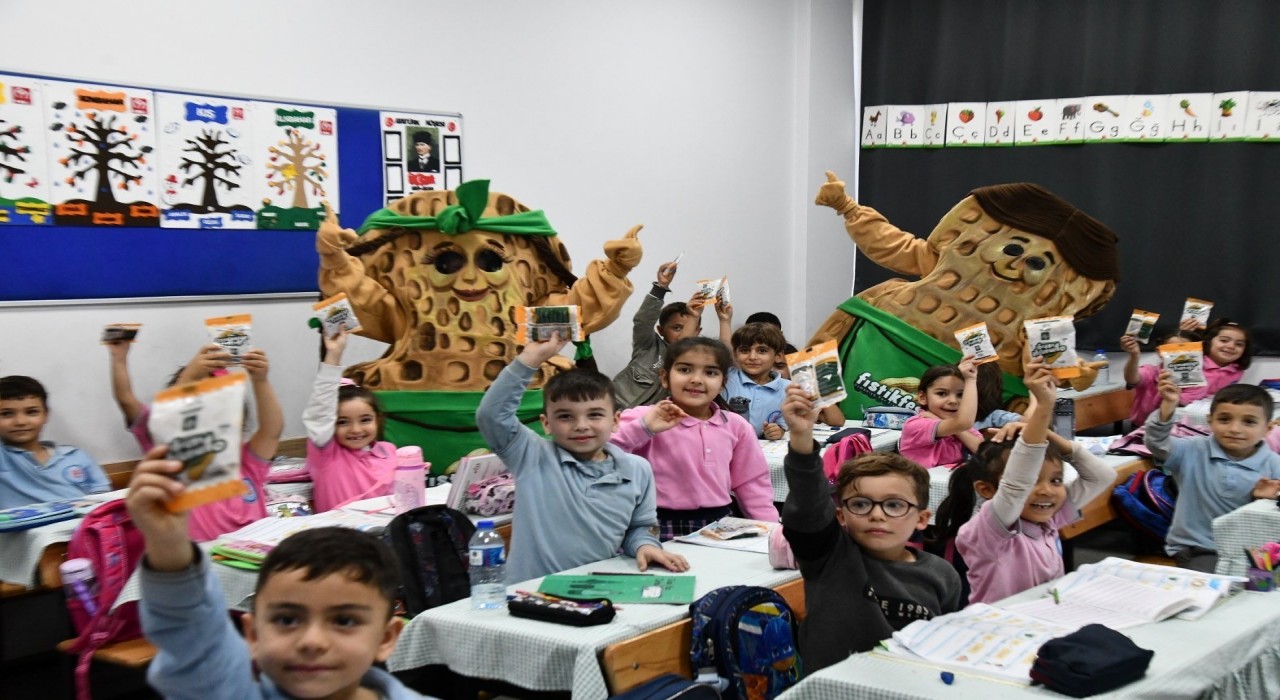 Osmaniyede öğrencilere yer fıstığı ikram edildi