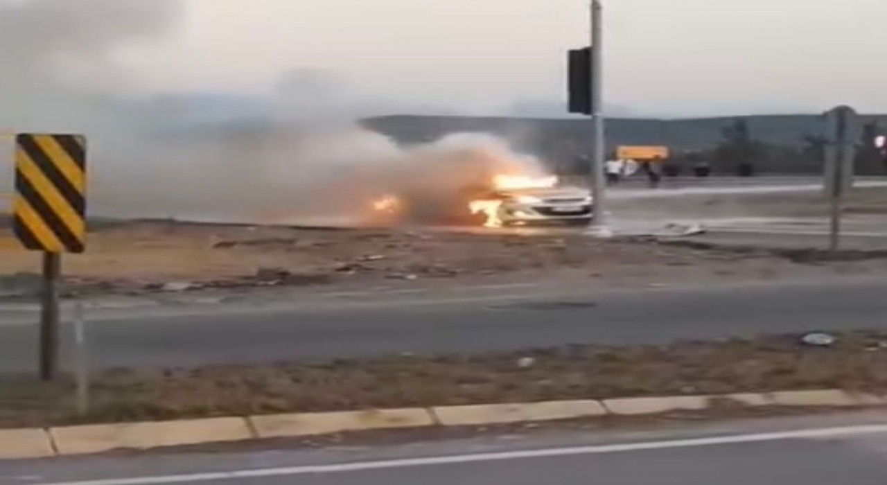 Osmaniyede otomobil alev topuna döndü