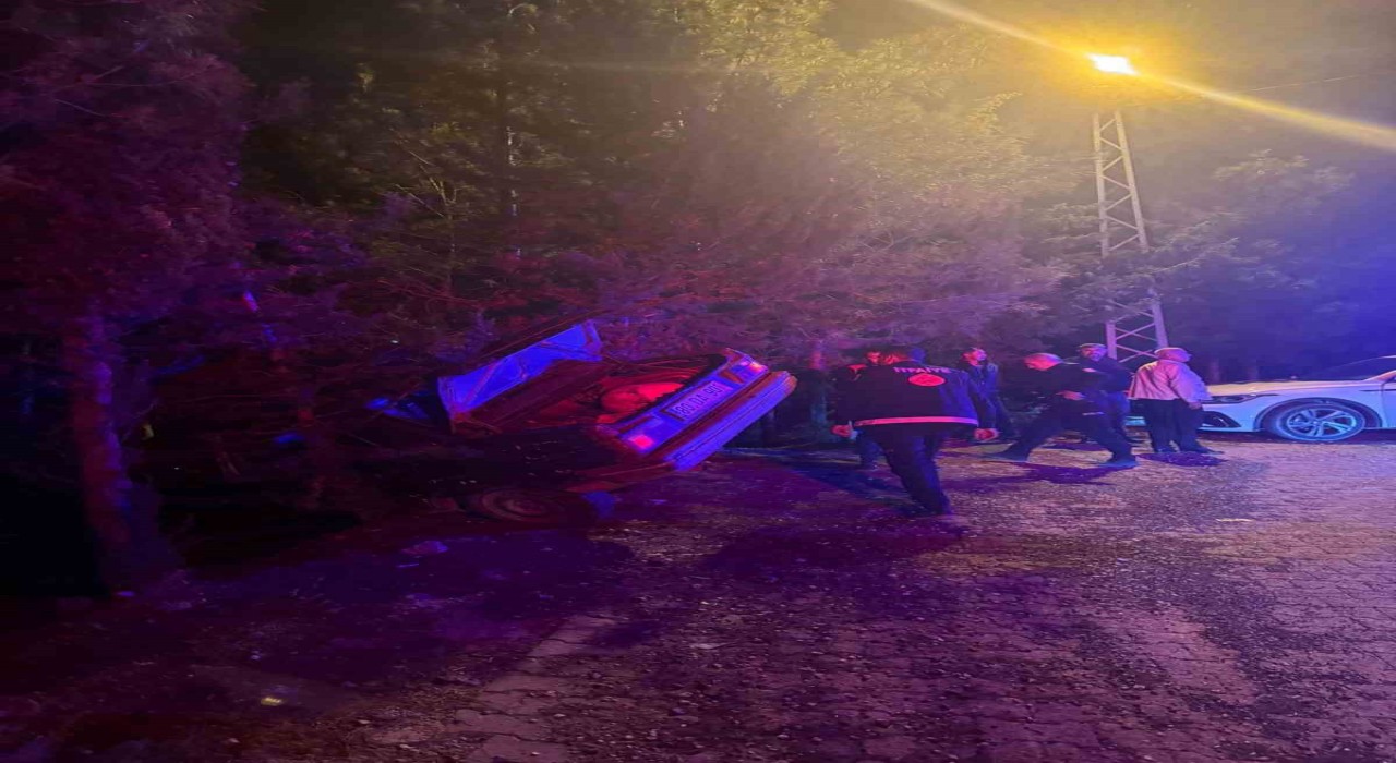 Osmaniye'de otomobil uçuruma düşmekten ağaç sayesinde kurtuldu: 3 yaralı