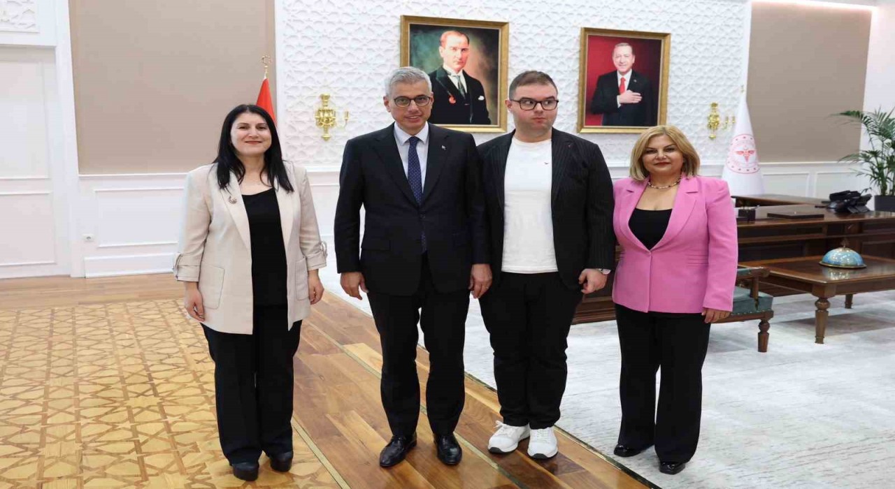 Otizmli bireylerin sorunlarını içeren rapor Bakan Memişoğluna sunuldu