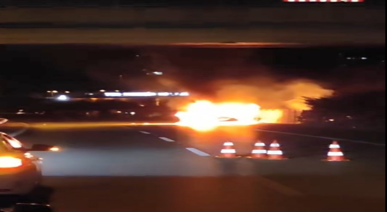 Otomobil alev alev yandı