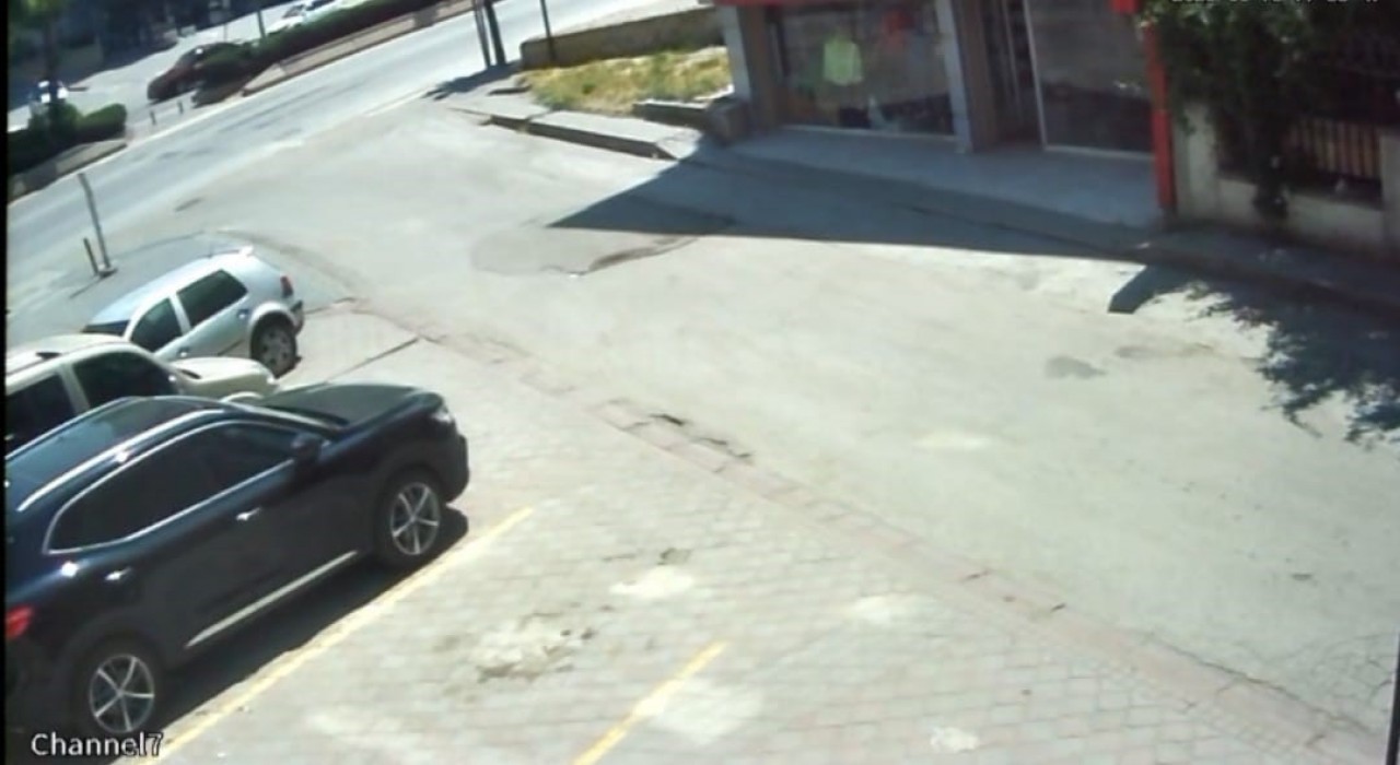 Otomobil çarpan kadının ağır yaralanmasına neden olan kazaya ait görüntüler ortaya çıktı