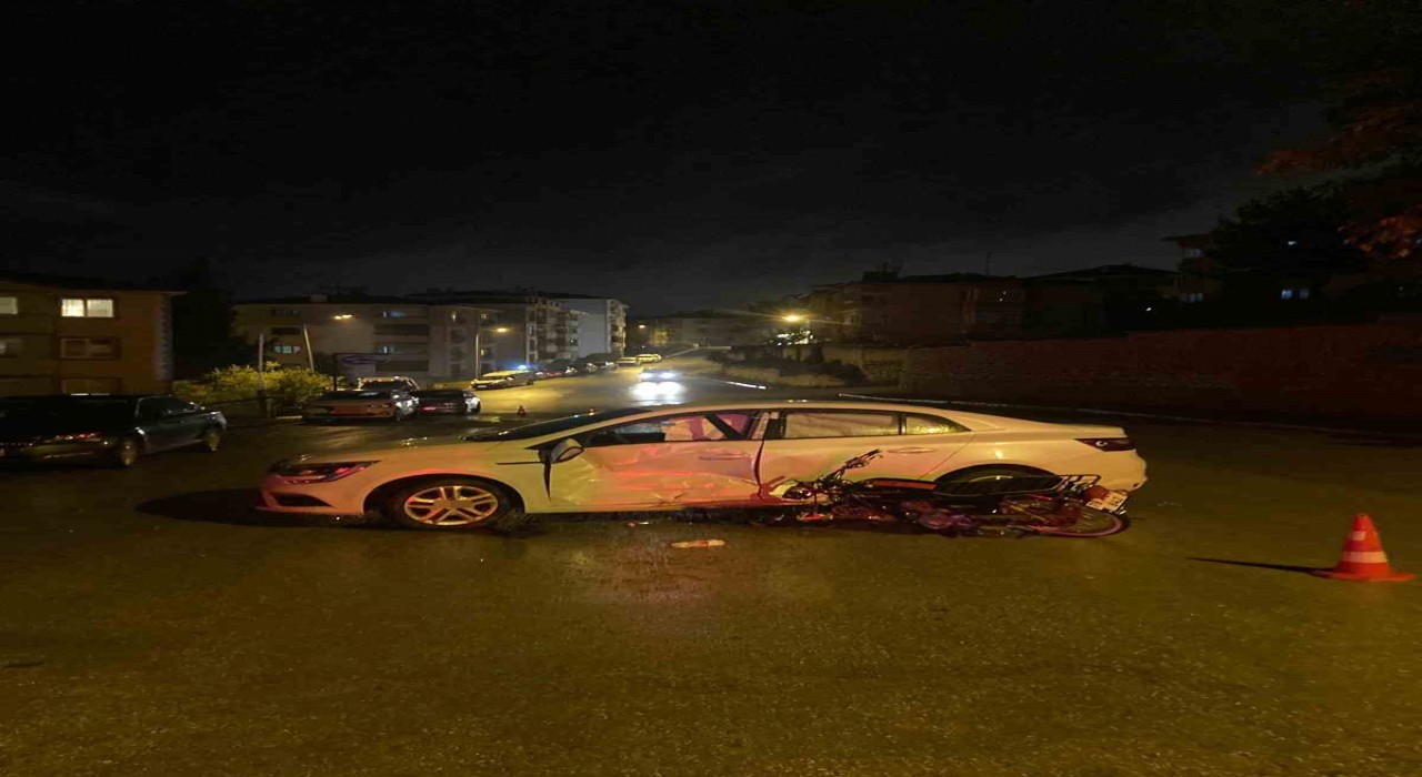 Otomobil ile motosiklet çarpıştı: 1i ağır 2 yaralı