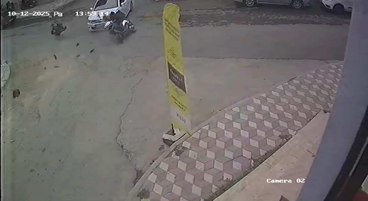 Otomobile çarpan motosiklet sürücüsü yere savruldu