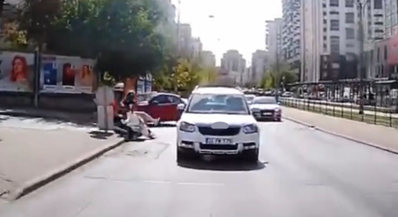 Otomobilin ani manevrası motosikletli kuryeyi hayattan koparıyordu: O anlar araç kamerasında