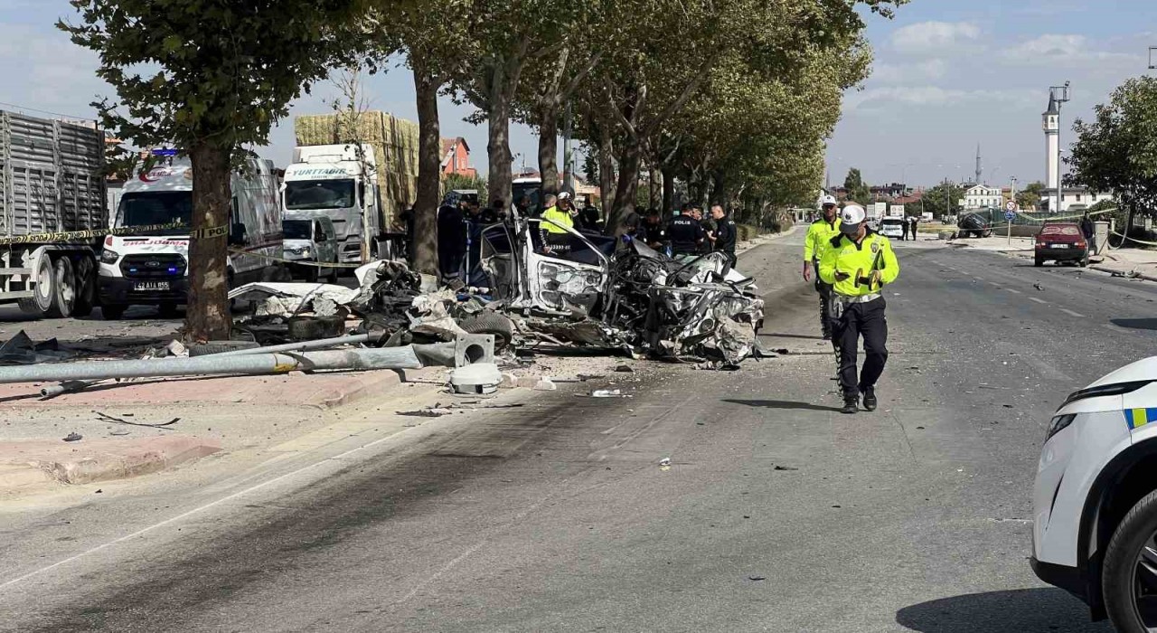 Otomobilin çarptığı araç ikiye bölündü: 1 ölü, 1 yaralı