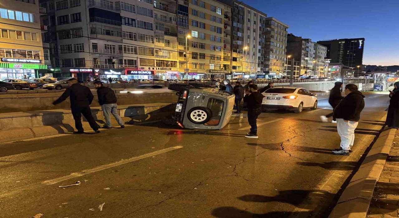 Otomobilin çarptığı cip yan yattı, yol trafiğe kapandı