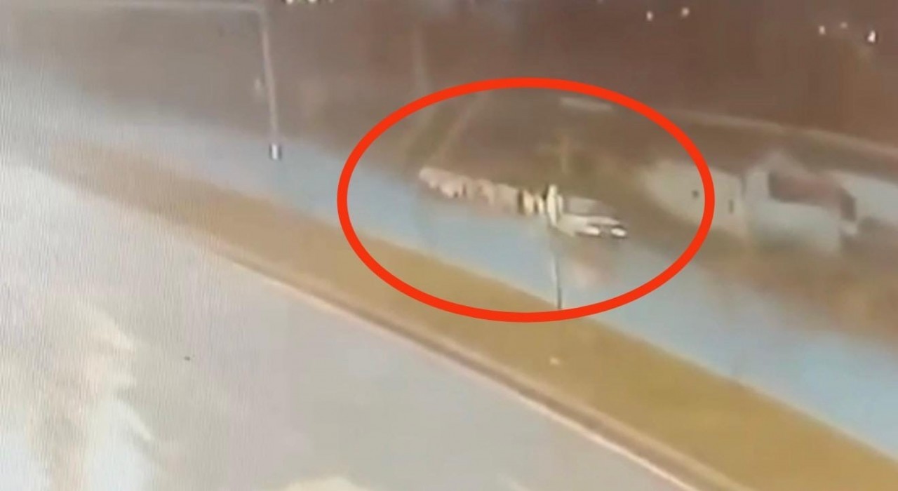 Otomobilin çobana ve sürüye çarpma anı kameraya yansıdı