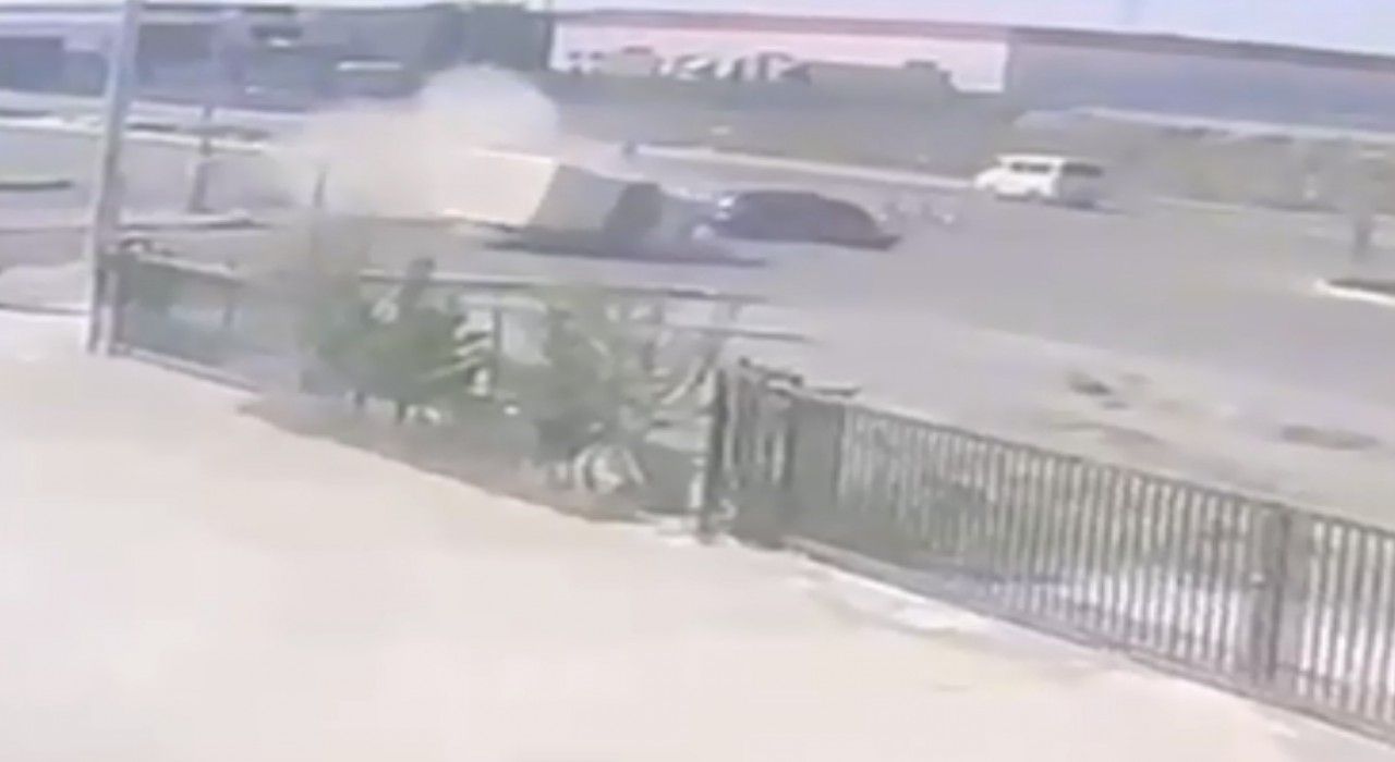 Otomobilin kamyonetle çarpıştığı kaza kameraya yansıdı: 2 yaralı