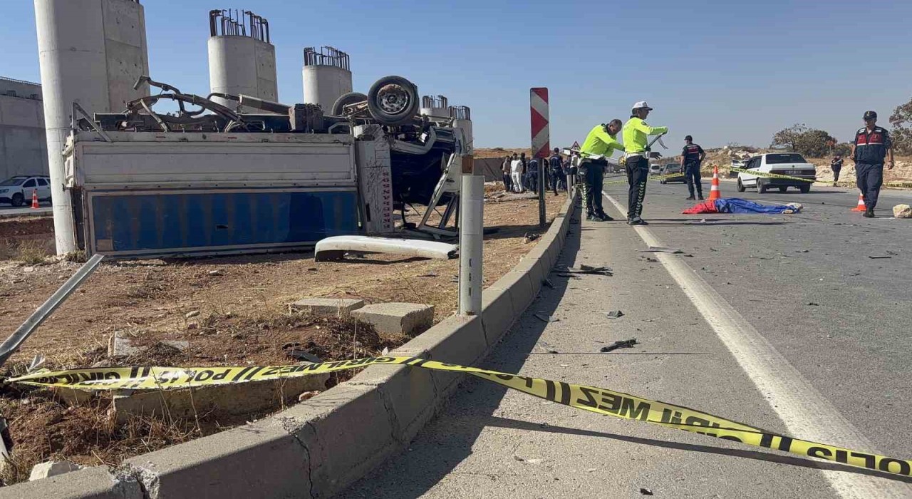 Otomobille çarpışan kamyonet ters döndü: 1 ölü, 1 yaralı