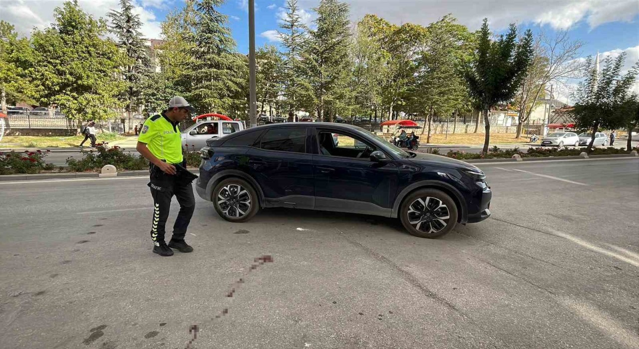 Otomobille elektrikli bisikletin çarpıştığı kaza kamerada: 1 yaralı