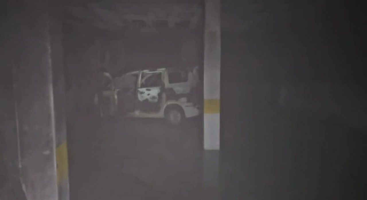 Otoparktaki araç alev aldı, bina tahliye edildi