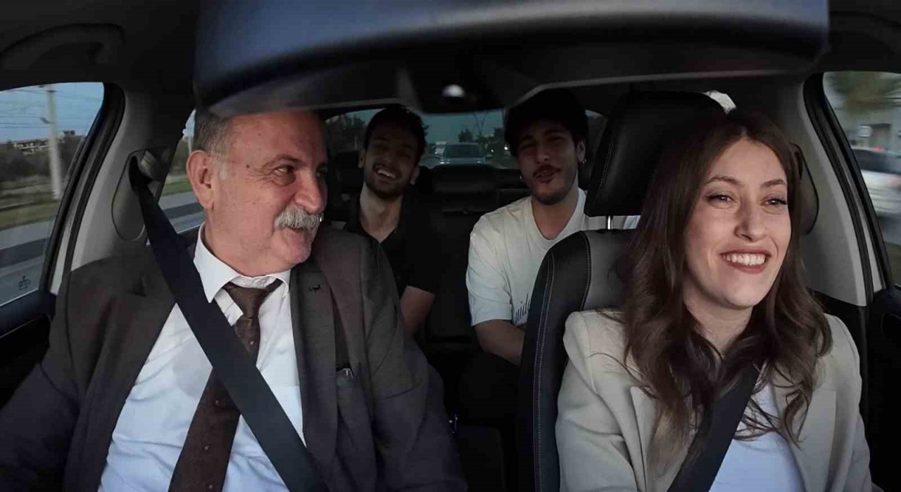 Otostop çeken öğrencilere başkandan sürpriz